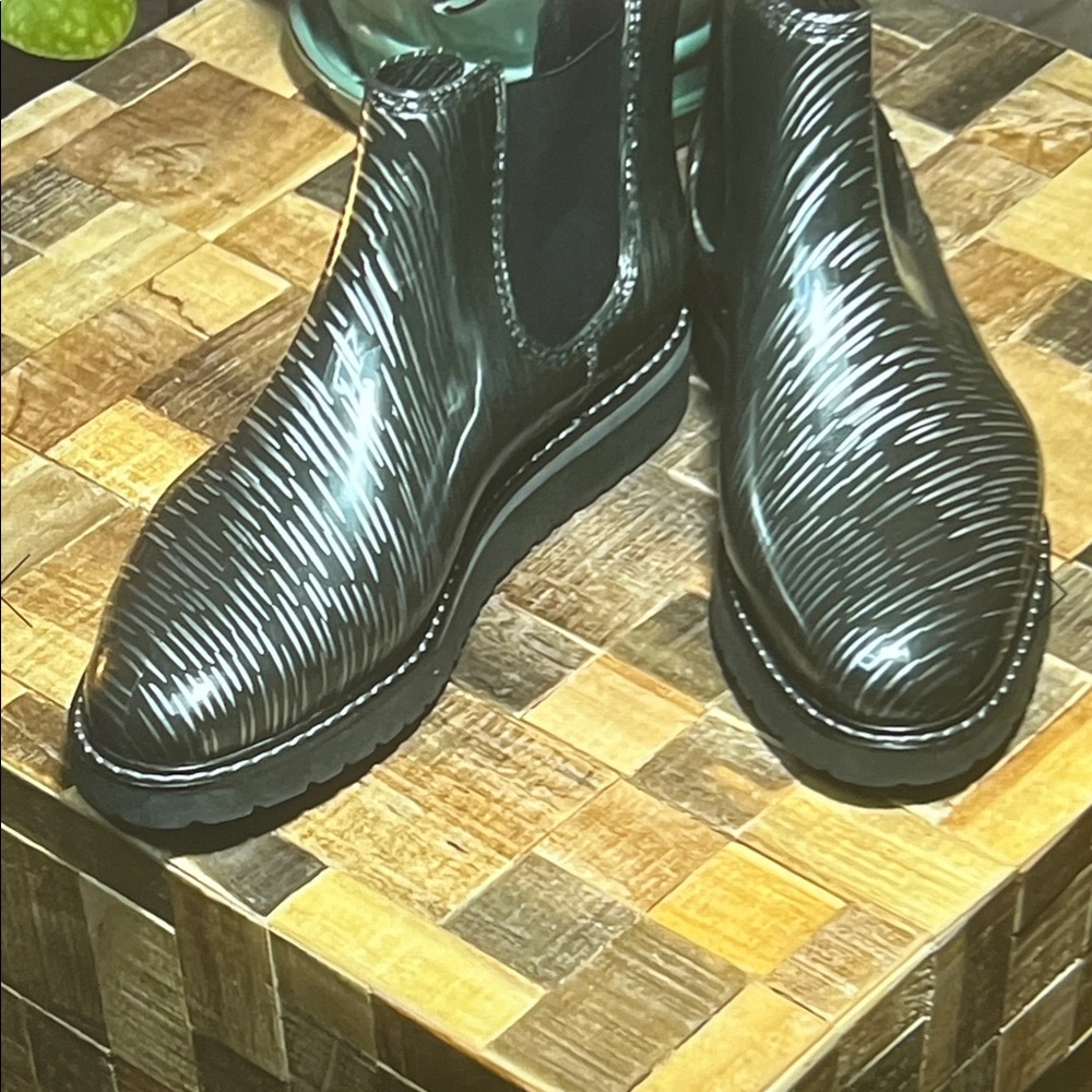 🥾 Cougar Patterned Chelsea Rain Boots — Black / Silver — Sz 10